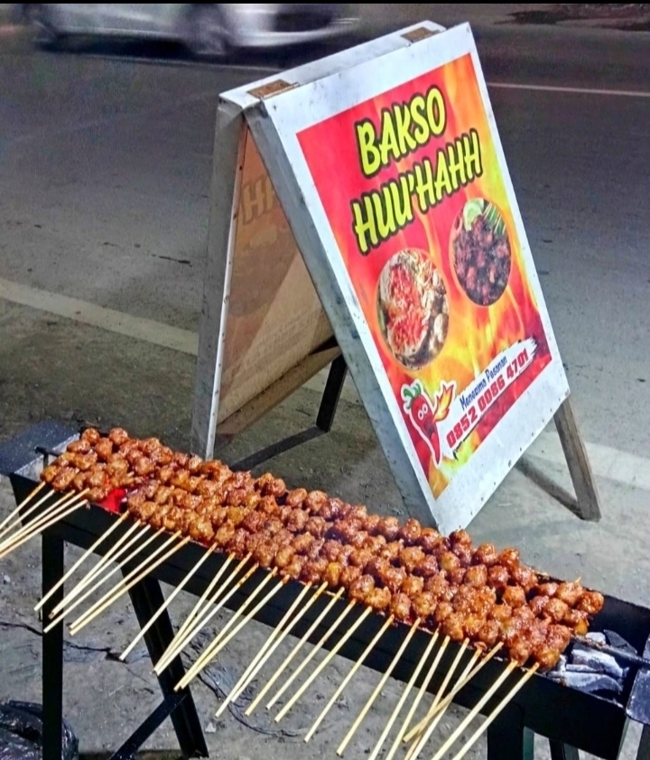 Bakso bakar di bakar dengan bumbu kacang dan kasih saos ekstra pedas